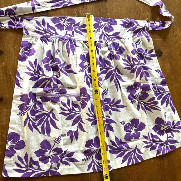 Vintage linen hostess apron. One pocket, gorgeous purple floral pattern. - Picture 4 of 5